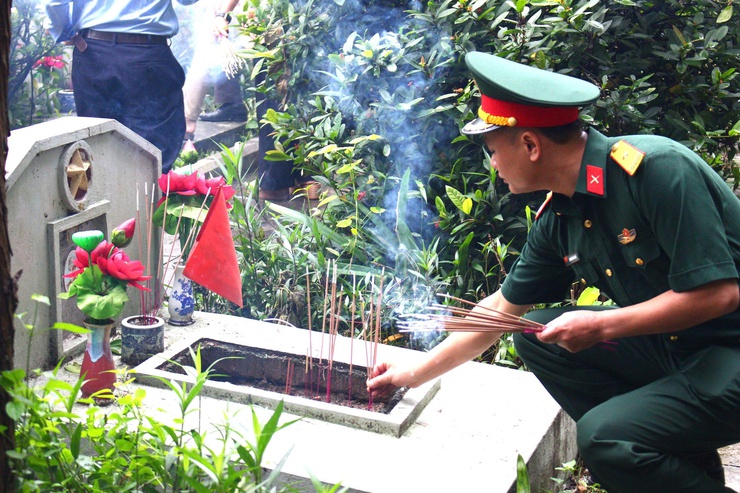 Phường Chương Mỹ dâng hương tại Nghĩa trang Liệt sĩ phường nhân kỷ niệm 51 năm Ngày Giải phóng miền Nam, thống nhất đất nước 30/4/1975 - 30/4/2026- Ảnh 11.