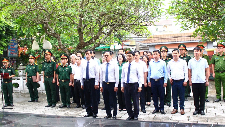 Phường Chương Mỹ dâng hương tại Nghĩa trang Liệt sĩ phường nhân kỷ niệm 51 năm Ngày Giải phóng miền Nam, thống nhất đất nước 30/4/1975 - 30/4/2026- Ảnh 1.