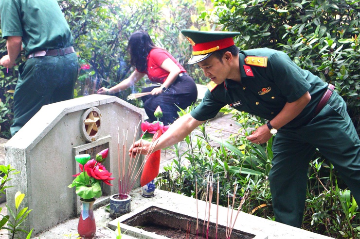 Phường Chương Mỹ dâng hương tại Nghĩa trang Liệt sĩ phường nhân kỷ niệm 51 năm Ngày Giải phóng miền Nam, thống nhất đất nước 30/4/1975 - 30/4/2026- Ảnh 12.