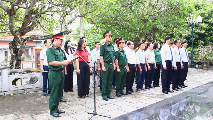 Phường Chương Mỹ dâng hương tại Nghĩa trang Liệt sĩ phường nhân kỷ niệm 51 năm Ngày Giải phóng miền Nam, thống nhất đất nước 30/4/1975 - 30/4/2026- Ảnh 2.