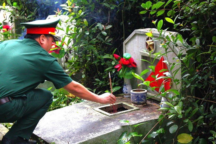 Phường Chương Mỹ dâng hương tại Nghĩa trang Liệt sĩ phường nhân kỷ niệm 51 năm Ngày Giải phóng miền Nam, thống nhất đất nước 30/4/1975 - 30/4/2026- Ảnh 13.