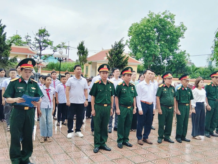 Lãnh đạo xã Phúc Lộc dâng hương tưởng niệm các anh hùng liệt sĩ kỷ niệm 51 năm Ngày Giải phóng miền Nam, thống nhất đất nước- Ảnh 3.