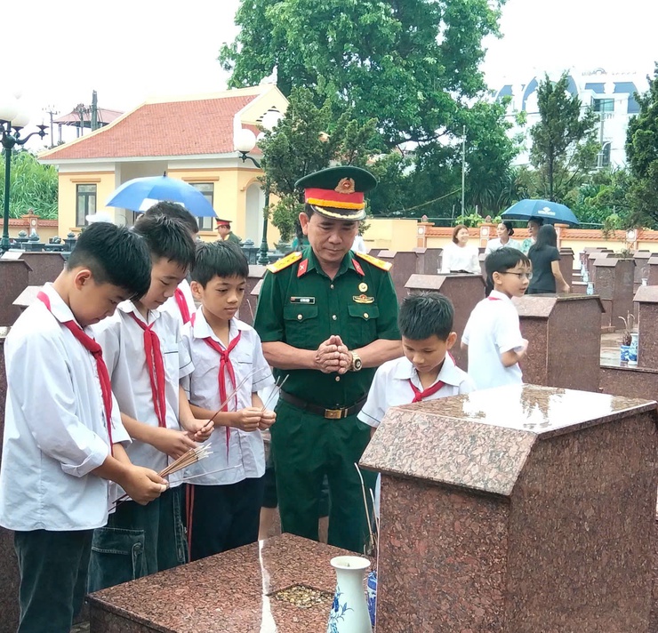 Lãnh đạo xã Phúc Lộc dâng hương tưởng niệm các anh hùng liệt sĩ kỷ niệm 51 năm Ngày Giải phóng miền Nam, thống nhất đất nước- Ảnh 15.