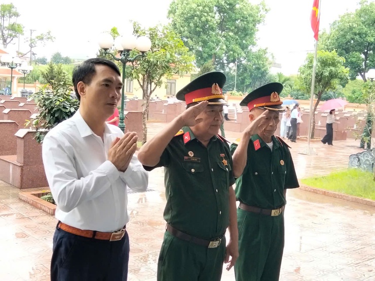 Lãnh đạo xã Phúc Lộc dâng hương tưởng niệm các anh hùng liệt sĩ kỷ niệm 51 năm Ngày Giải phóng miền Nam, thống nhất đất nước- Ảnh 6.