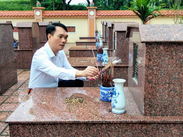 Lãnh đạo xã Phúc Lộc dâng hương tưởng niệm các anh hùng liệt sĩ kỷ niệm 51 năm Ngày Giải phóng miền Nam, thống nhất đất nước- Ảnh 12.