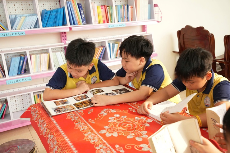 TRUNG TÂM DỊCH VỤ TỔNG HỢP XÃ HƯNG ĐẠO MỞ CỬA THƯ VIỆN PHỤC VỤ BẠN ĐỌC HƯỞNG ỨNG NGÀY SÁCH VÀ VĂN HÓA ĐỌC VIỆT NAM- Ảnh 3.