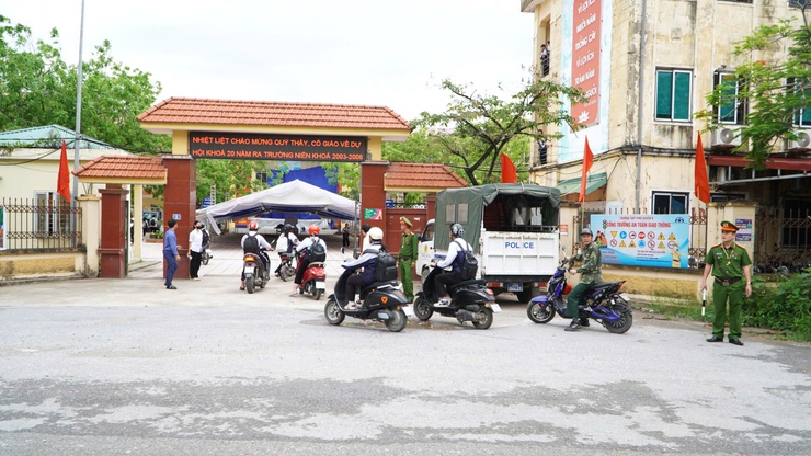 Công an xã Đại Xuyên siết chặt trật tự đô thị, bảo đảm an toàn giao thông dịp cao điểm 30/4 – 1/5- Ảnh 1.