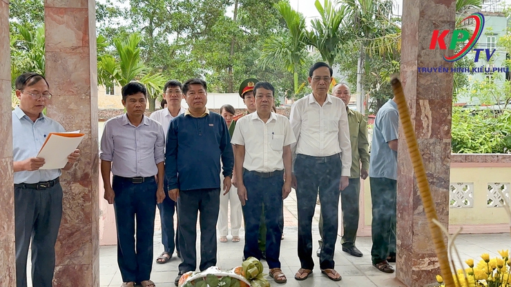 Đảng ủy - HĐND – UBND, Ủy ban MTTQ xã Kiều Phú tổ chức lễ viếng, dâng hương tại các Nghĩa trang Liệt sĩ, Đài tưởng niệm nhân dịp kỷ niệm 51 năm ngày Giải phóng miền Nam thống nhất đất nước- Ảnh 6.