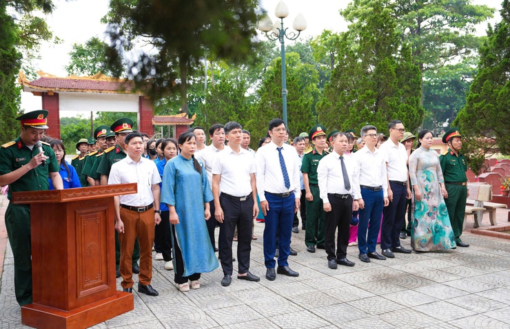 Các đồng chí lãnh đạo xã Quốc Oai thăm viếng Nghĩa trang Liệt sĩ nhân dịp kỷ niệm 51 năm Ngày giải phóng miền Nam thống nhất đất nước- Ảnh 8.