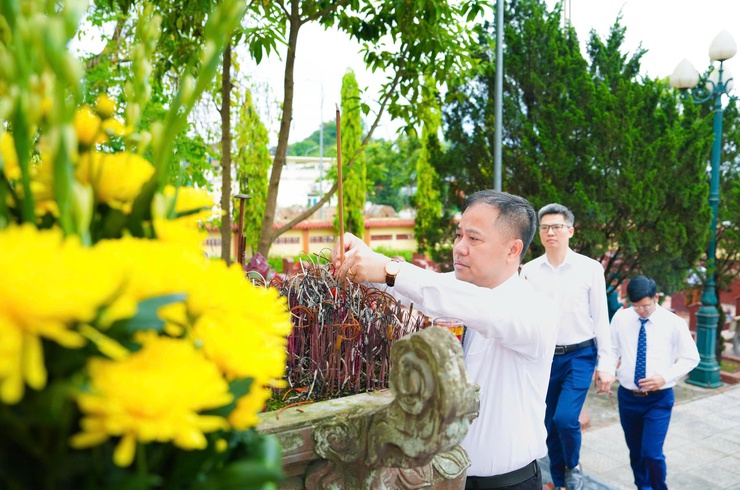 Các đồng chí lãnh đạo xã Quốc Oai thăm viếng Nghĩa trang Liệt sĩ nhân dịp kỷ niệm 51 năm Ngày giải phóng miền Nam thống nhất đất nước- Ảnh 9.