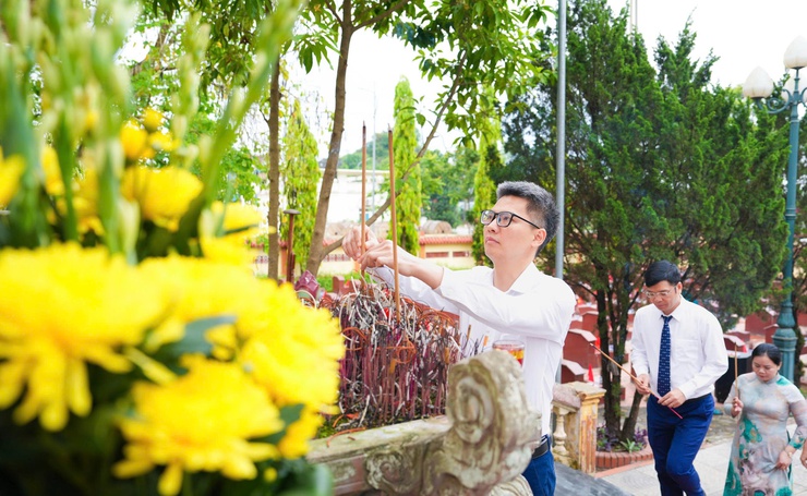 Các đồng chí lãnh đạo xã Quốc Oai thăm viếng Nghĩa trang Liệt sĩ nhân dịp kỷ niệm 51 năm Ngày giải phóng miền Nam thống nhất đất nước- Ảnh 10.