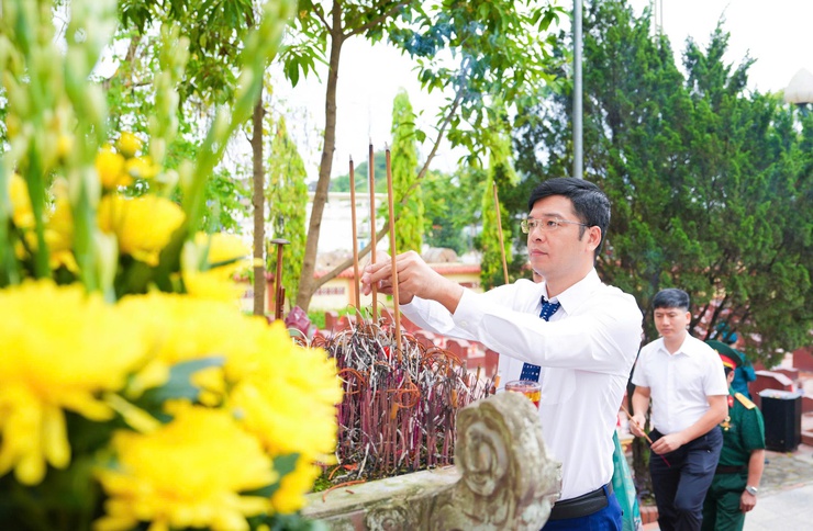 Các đồng chí lãnh đạo xã Quốc Oai thăm viếng Nghĩa trang Liệt sĩ nhân dịp kỷ niệm 51 năm Ngày giải phóng miền Nam thống nhất đất nước- Ảnh 11.