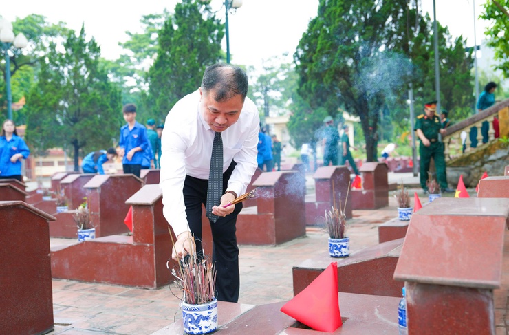 Các đồng chí lãnh đạo xã Quốc Oai thăm viếng Nghĩa trang Liệt sĩ nhân dịp kỷ niệm 51 năm Ngày giải phóng miền Nam thống nhất đất nước- Ảnh 19.