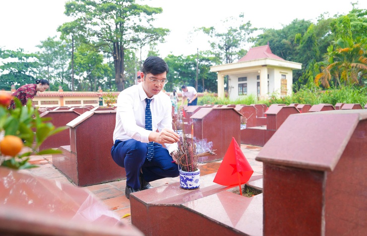 Các đồng chí lãnh đạo xã Quốc Oai thăm viếng Nghĩa trang Liệt sĩ nhân dịp kỷ niệm 51 năm Ngày giải phóng miền Nam thống nhất đất nước- Ảnh 21.