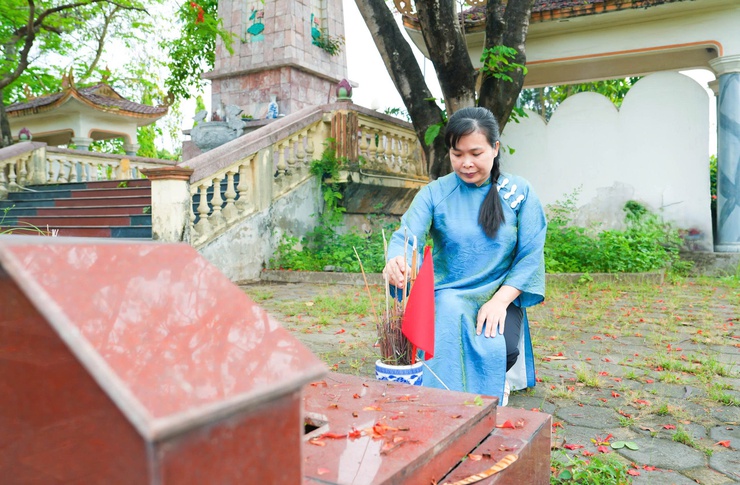 Các đồng chí lãnh đạo xã Quốc Oai thăm viếng Nghĩa trang Liệt sĩ nhân dịp kỷ niệm 51 năm Ngày giải phóng miền Nam thống nhất đất nước- Ảnh 22.