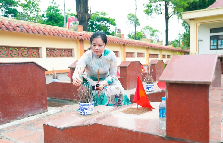 Các đồng chí lãnh đạo xã Quốc Oai thăm viếng Nghĩa trang Liệt sĩ nhân dịp kỷ niệm 51 năm Ngày giải phóng miền Nam thống nhất đất nước- Ảnh 24.