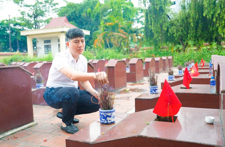Các đồng chí lãnh đạo xã Quốc Oai thăm viếng Nghĩa trang Liệt sĩ nhân dịp kỷ niệm 51 năm Ngày giải phóng miền Nam thống nhất đất nước- Ảnh 23.