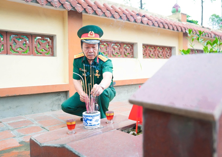 Các đồng chí lãnh đạo xã Quốc Oai thăm viếng Nghĩa trang Liệt sĩ nhân dịp kỷ niệm 51 năm Ngày giải phóng miền Nam thống nhất đất nước- Ảnh 25.