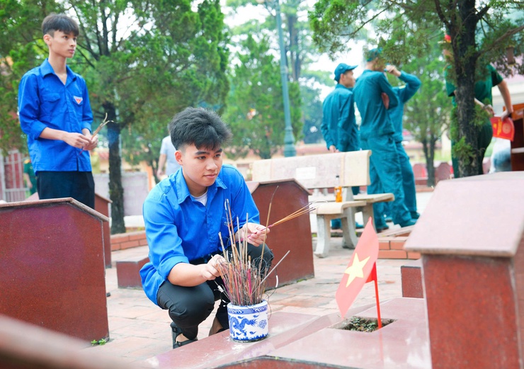 Các đồng chí lãnh đạo xã Quốc Oai thăm viếng Nghĩa trang Liệt sĩ nhân dịp kỷ niệm 51 năm Ngày giải phóng miền Nam thống nhất đất nước- Ảnh 29.