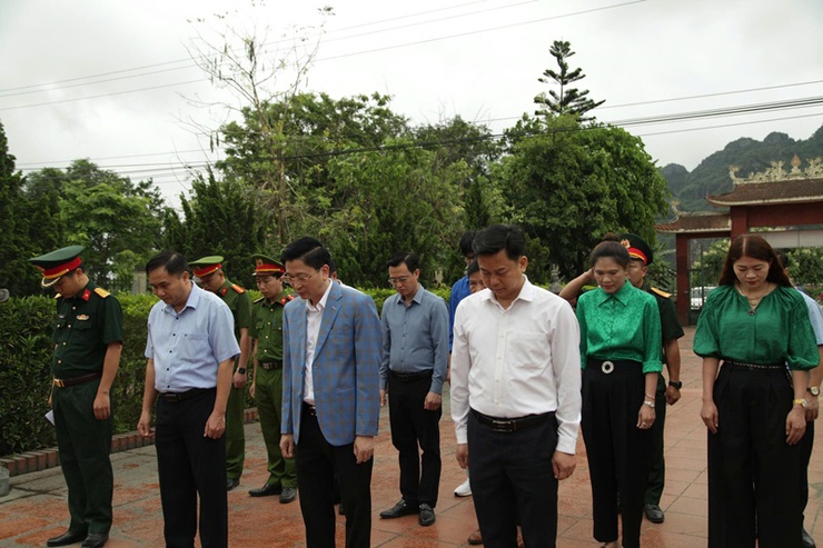 Xã Xuân Mai tổ chức Lễ dâng hương tưởng niệm các anh hùng liệt sĩ tại các nghĩa trang trên địa bàn nhân kỷ niệm 51 năm ngày Giải phóng miền Nam, thống nhất đất nước (30/04/1975-30/04/2026).- Ảnh 9.