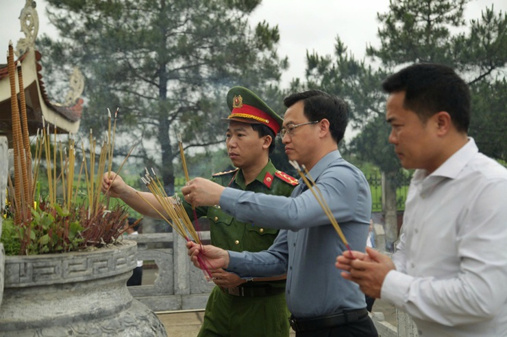 Xã Xuân Mai tổ chức Lễ dâng hương tưởng niệm các anh hùng liệt sĩ tại các nghĩa trang trên địa bàn nhân kỷ niệm 51 năm ngày Giải phóng miền Nam, thống nhất đất nước (30/04/1975-30/04/2026).- Ảnh 11.
