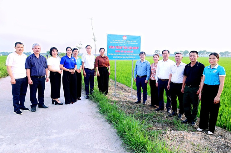 Ủy ban MTTQ và các tổ chức chính trị - xã hội xã Hòa Phú tổ chức gắn biển 4 công trình tiêu biểu- Ảnh 1.