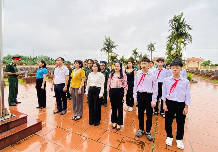 Lãnh đạo xã Phúc Lộc dâng hương tưởng niệm các anh hùng liệt sĩ kỷ niệm 51 năm Ngày Giải phóng miền Nam, thống nhất đất nước- Ảnh 2.