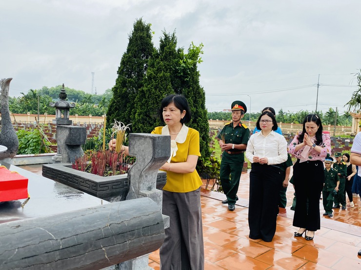 Lãnh đạo xã Phúc Lộc dâng hương tưởng niệm các anh hùng liệt sĩ kỷ niệm 51 năm Ngày Giải phóng miền Nam, thống nhất đất nước- Ảnh 5.
