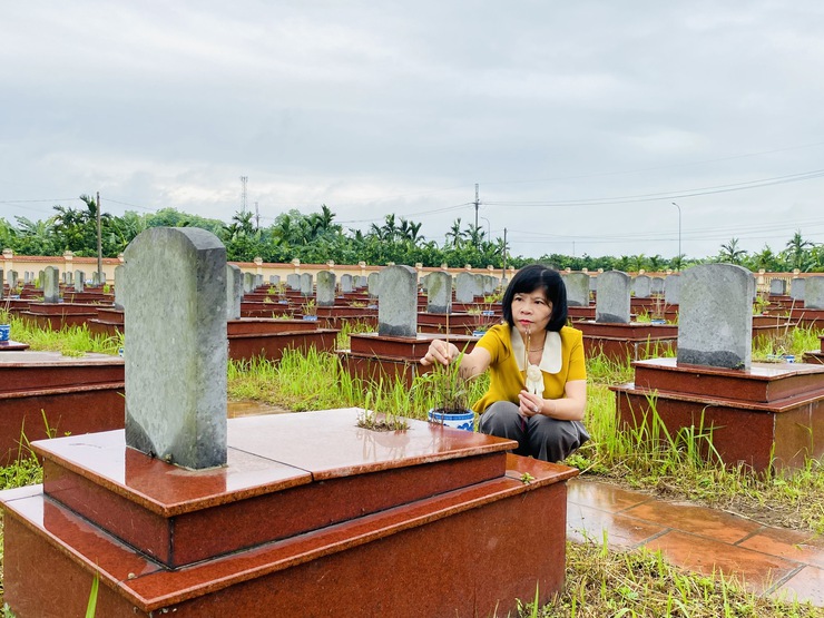 Lãnh đạo xã Phúc Lộc dâng hương tưởng niệm các anh hùng liệt sĩ kỷ niệm 51 năm Ngày Giải phóng miền Nam, thống nhất đất nước- Ảnh 11.