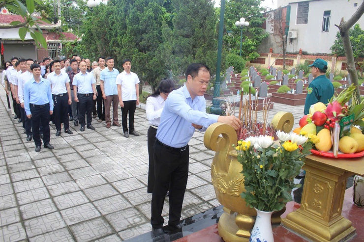 Đoàn đại biểu phường Phú Lương viếng nghĩa trang Liệt sỹ nhân dịp kỷ niệm 51 năm ngày giải phóng Miền Nam thống nhất đất nước- Ảnh 3.