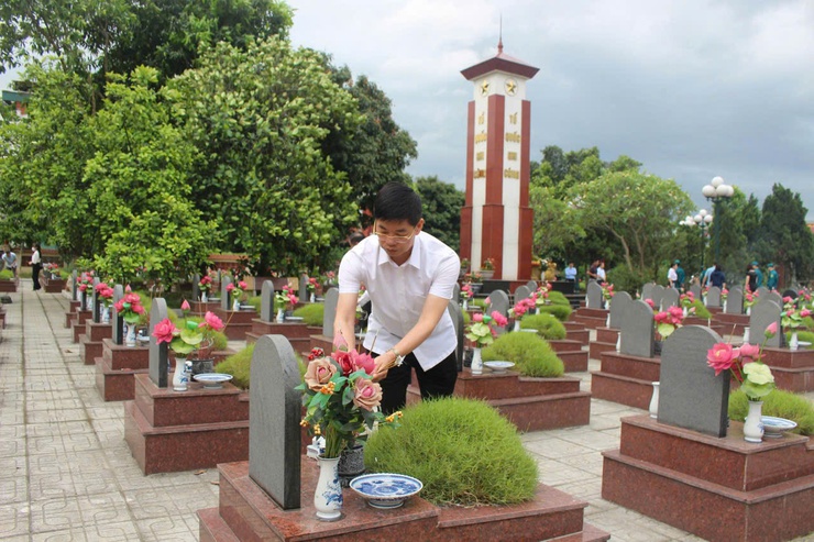 Đoàn đại biểu phường Phú Lương viếng nghĩa trang Liệt sỹ nhân dịp kỷ niệm 51 năm ngày giải phóng Miền Nam thống nhất đất nước- Ảnh 4.