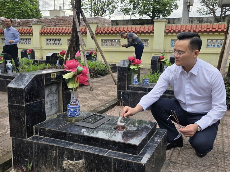 Đoàn đại biểu phường Phú Lương viếng nghĩa trang Liệt sỹ nhân dịp kỷ niệm 51 năm ngày giải phóng Miền Nam thống nhất đất nước- Ảnh 5.