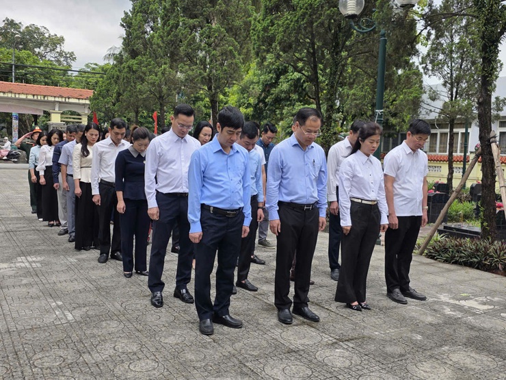 Đoàn đại biểu phường Phú Lương viếng nghĩa trang Liệt sỹ nhân dịp kỷ niệm 51 năm ngày giải phóng Miền Nam thống nhất đất nước- Ảnh 1.