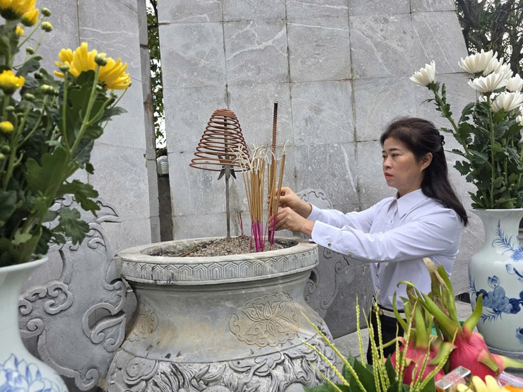 Đoàn đại biểu phường Phú Lương viếng nghĩa trang Liệt sỹ nhân dịp kỷ niệm 51 năm ngày giải phóng Miền Nam thống nhất đất nước- Ảnh 2.