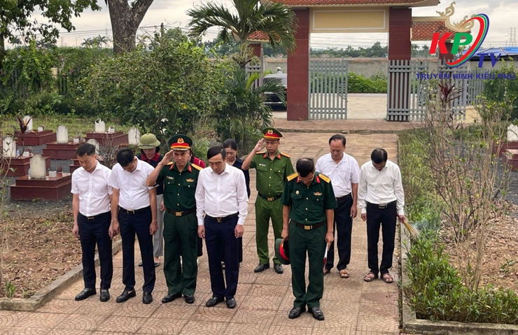 Đảng ủy - HĐND – UBND, Ủy ban MTTQ xã Kiều Phú tổ chức lễ viếng, dâng hương tại các Nghĩa trang Liệt sĩ, Đài tưởng niệm nhân dịp kỷ niệm 51 năm ngày Giải phóng miền Nam thống nhất đất nước- Ảnh 2.