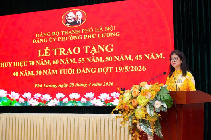 Phường Phú Lương trao Huy hiệu Đảng cho 24 đảng viên đợt 19/5- Ảnh 6.
