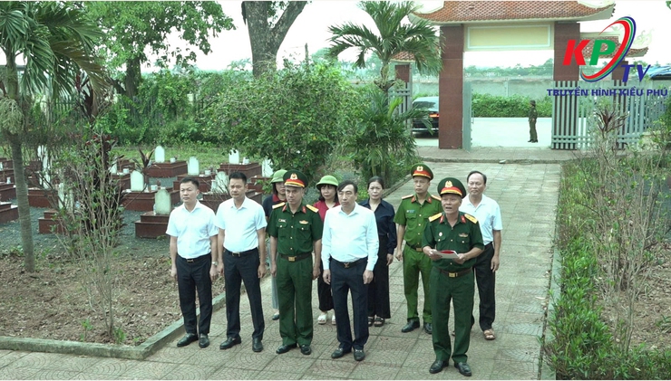Đảng ủy - HĐND – UBND, Ủy ban MTTQ xã Kiều Phú tổ chức lễ viếng, dâng hương tại các Nghĩa trang Liệt sĩ, Đài tưởng niệm nhân dịp kỷ niệm 51 năm ngày Giải phóng miền Nam thống nhất đất nước- Ảnh 1.