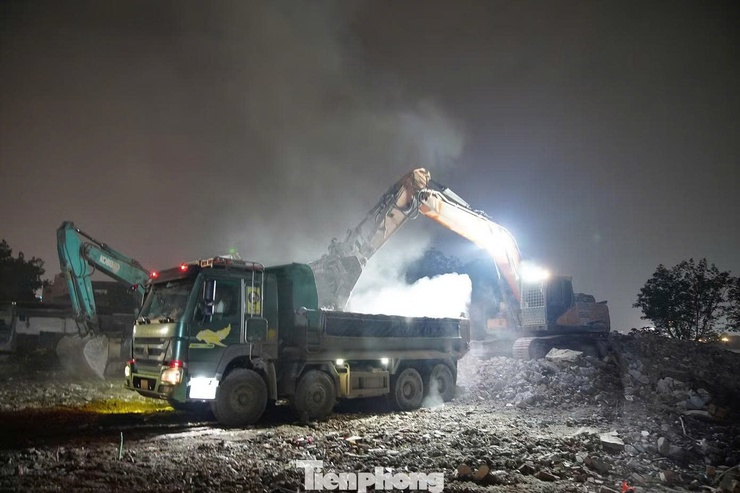 Trắng đêm phá dỡ, giải phóng mặt bằng thi công cầu Trần Hưng Đạo- Ảnh 1.