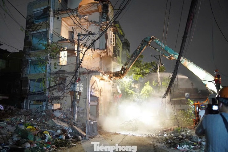 Trắng đêm phá dỡ, giải phóng mặt bằng thi công cầu Trần Hưng Đạo- Ảnh 6.