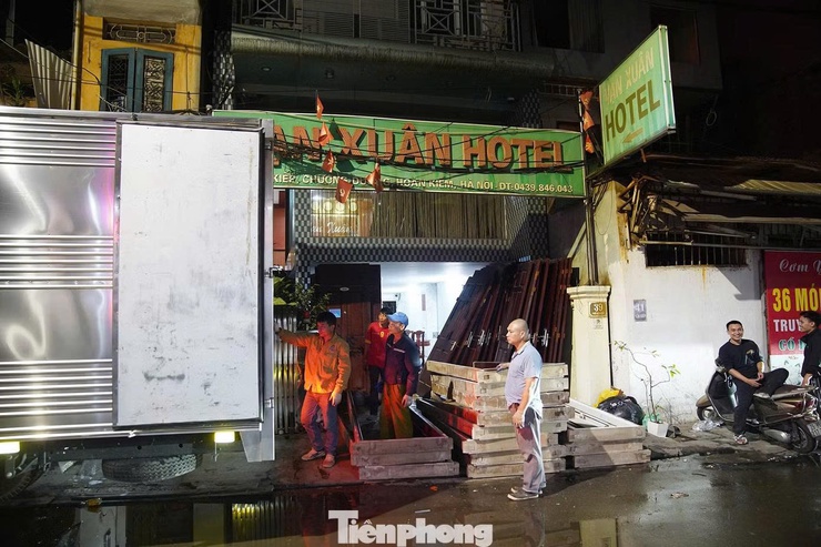 Trắng đêm phá dỡ, giải phóng mặt bằng thi công cầu Trần Hưng Đạo- Ảnh 7.