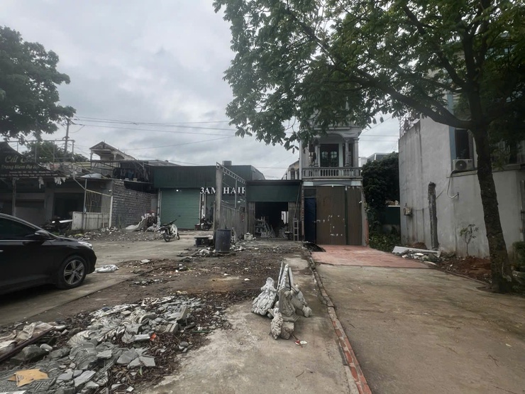 Nhiều hộ dân thôn Đồi Chè (xã Phú Nghĩa) tự nguyện tháo dỡ công trình, di chuyển tài sản trên đất để bàn giao mặt bằng thực hiện Dự án cải tạo, nâng cấp Quốc lộ 6- Ảnh 1.