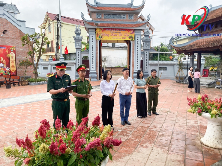 Đảng ủy - HĐND – UBND, Ủy ban MTTQ xã Kiều Phú tổ chức lễ viếng, dâng hương tại các Nghĩa trang Liệt sĩ, Đài tưởng niệm nhân dịp kỷ niệm 51 năm ngày Giải phóng miền Nam thống nhất đất nước- Ảnh 7.