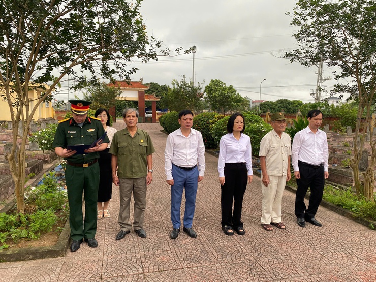 Đảng ủy - HĐND – UBND, Ủy ban MTTQ xã Kiều Phú tổ chức lễ viếng, dâng hương tại các Nghĩa trang Liệt sĩ, Đài tưởng niệm nhân dịp kỷ niệm 51 năm ngày Giải phóng miền Nam thống nhất đất nước- Ảnh 4.