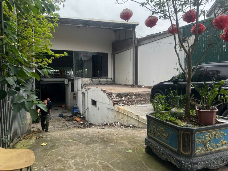 Nhiều hộ dân thôn Đồi Chè (xã Phú Nghĩa) tự nguyện tháo dỡ công trình, di chuyển tài sản trên đất để bàn giao mặt bằng thực hiện Dự án cải tạo, nâng cấp Quốc lộ 6- Ảnh 3.