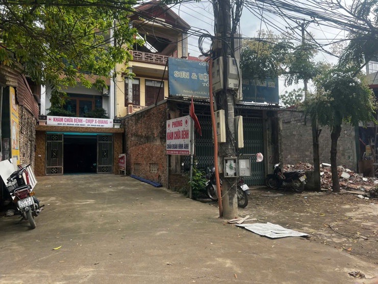 Nhiều hộ dân thôn Đồi Chè (xã Phú Nghĩa) tự nguyện tháo dỡ công trình, di chuyển tài sản trên đất để bàn giao mặt bằng thực hiện Dự án cải tạo, nâng cấp Quốc lộ 6- Ảnh 4.