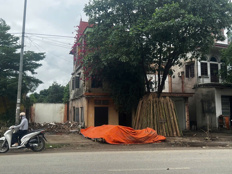 Nhiều hộ dân thôn Đồi Chè (xã Phú Nghĩa) tự nguyện tháo dỡ công trình, di chuyển tài sản trên đất để bàn giao mặt bằng thực hiện Dự án cải tạo, nâng cấp Quốc lộ 6- Ảnh 6.
