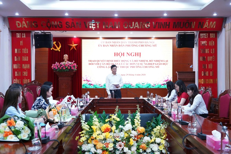 Phường Chương Mỹ trao quyết định điều động, bổ nhiệm và bổ nhiệm lại cán bộ quản lý giáo dục- Ảnh 2.