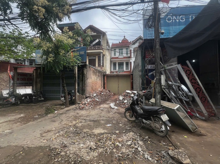 Nhiều hộ dân thôn Đồi Chè (xã Phú Nghĩa) tự nguyện tháo dỡ công trình, di chuyển tài sản trên đất để bàn giao mặt bằng thực hiện Dự án cải tạo, nâng cấp Quốc lộ 6- Ảnh 7.