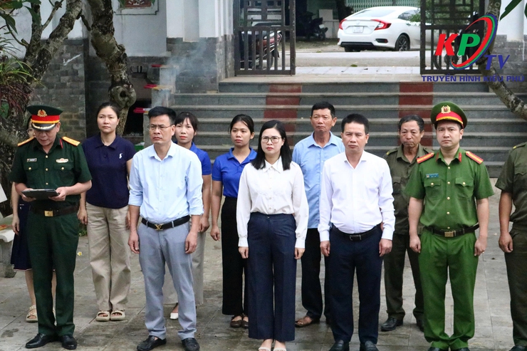 Đảng ủy - HĐND – UBND, Ủy ban MTTQ xã Kiều Phú tổ chức lễ viếng, dâng hương tại các Nghĩa trang Liệt sĩ, Đài tưởng niệm nhân dịp kỷ niệm 51 năm ngày Giải phóng miền Nam thống nhất đất nước- Ảnh 5.