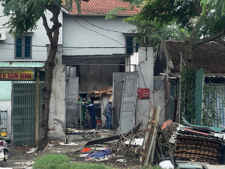 Nhiều hộ dân thôn Đồi Chè (xã Phú Nghĩa) tự nguyện tháo dỡ công trình, di chuyển tài sản trên đất để bàn giao mặt bằng thực hiện Dự án cải tạo, nâng cấp Quốc lộ 6- Ảnh 9.